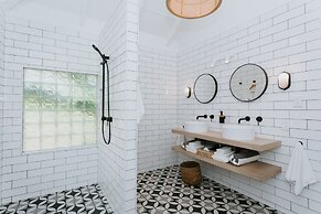 Motu Beachfront Art Villas