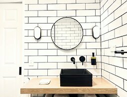 Motu Beachfront Art Villas