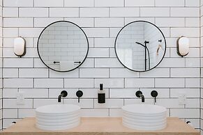 Motu Beachfront Art Villas