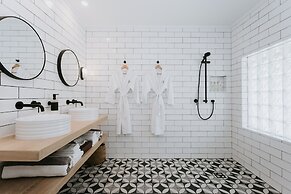 Motu Beachfront Art Villas