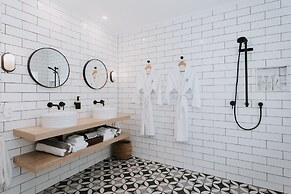 Motu Beachfront Art Villas