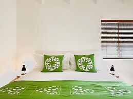 Motu Beachfront Art Villas