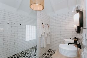 Motu Beachfront Art Villas