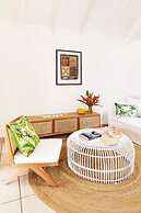 Motu Beachfront Art Villas