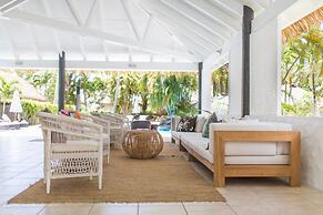 Motu Beachfront Art Villas