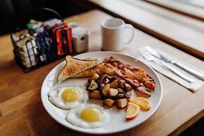 Prestige Hudson Bay Lodge & Conference Centre, WorldHotels Crafted Col