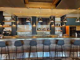 Prestige Hudson Bay Lodge & Conference Centre, WorldHotels Crafted Col