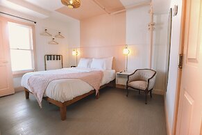 Peninsula Bed & Cocktails
