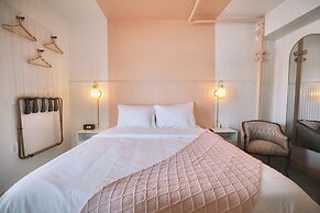 Peninsula Bed & Cocktails