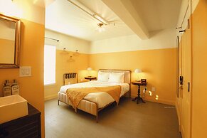 Peninsula Bed & Cocktails