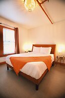 Peninsula Bed & Cocktails