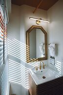 Peninsula Bed & Cocktails