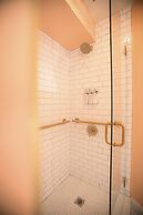 Peninsula Bed & Cocktails