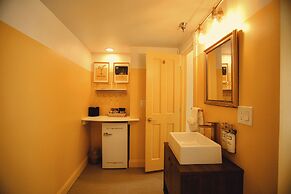 Peninsula Bed & Cocktails