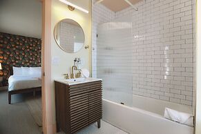 Peninsula Bed & Cocktails