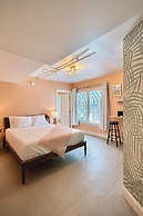 Peninsula Bed & Cocktails