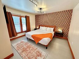 Peninsula Bed & Cocktails