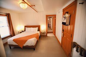 Peninsula Bed & Cocktails