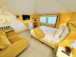 Peninsula Bed & Cocktails