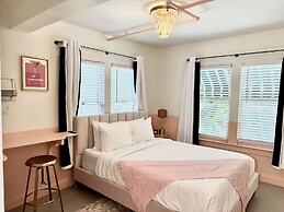 Peninsula Bed & Cocktails