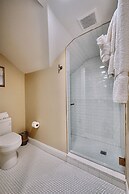 Peninsula Bed & Cocktails