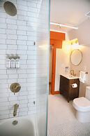 Peninsula Bed & Cocktails