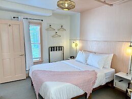 Peninsula Bed & Cocktails