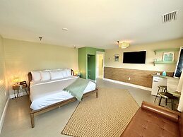 Peninsula Bed & Cocktails