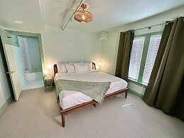 Peninsula Bed & Cocktails