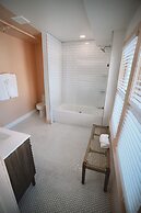 Peninsula Bed & Cocktails