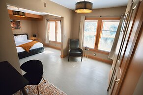 Peninsula Bed & Cocktails