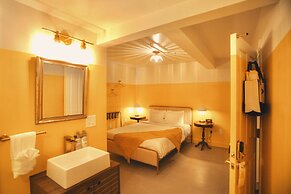 Peninsula Bed & Cocktails