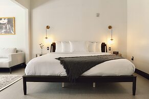 Peninsula Bed & Cocktails