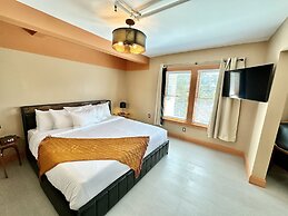 Peninsula Bed & Cocktails