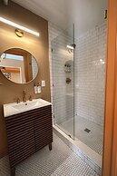 Peninsula Bed & Cocktails