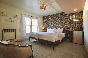 Peninsula Bed & Cocktails