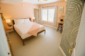 Peninsula Bed & Cocktails