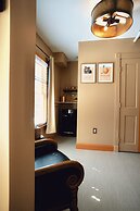 Peninsula Bed & Cocktails