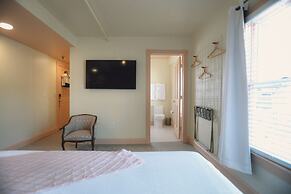 Peninsula Bed & Cocktails