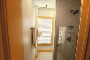 Peninsula Bed & Cocktails