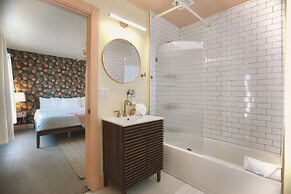 Peninsula Bed & Cocktails