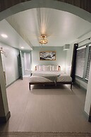 Peninsula Bed & Cocktails