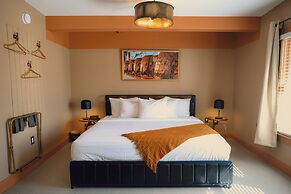 Peninsula Bed & Cocktails