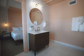 Peninsula Bed & Cocktails