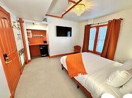 Peninsula Bed & Cocktails