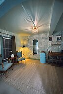 Peninsula Bed & Cocktails