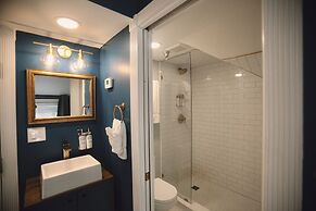 Peninsula Bed & Cocktails