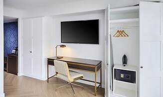 Pantages Hotel Downtown Toronto