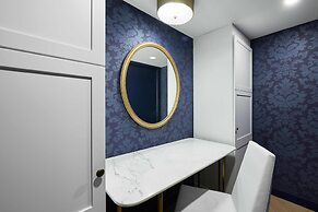 Pantages Hotel Downtown Toronto