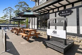 The Fox and Hounds Historic Hotel